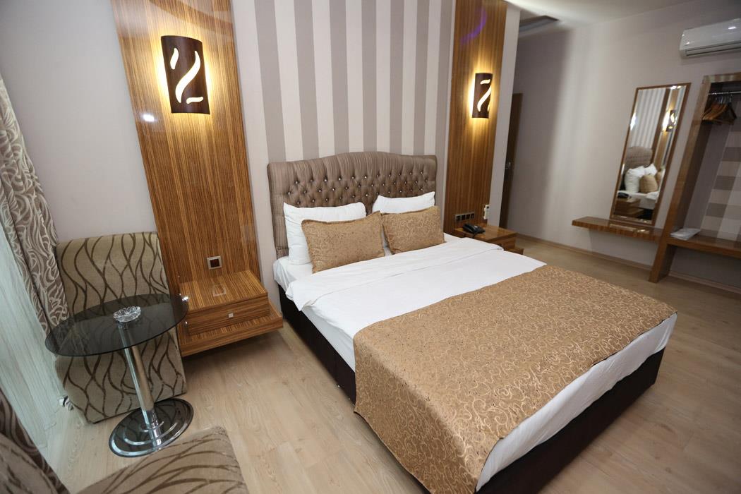 En fazla 2 yetişkin + 1 bebek (0-2 yaş) veya 1 yetişkin + 1 çocuk + 1 bebek (0-2 yaş).