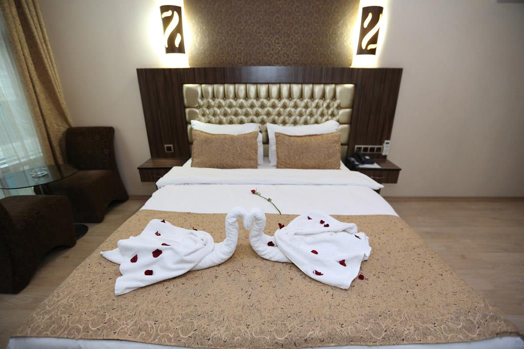 En fazla 3 yetişkin + 1 bebek (0-2 yaş) veya 2 yetişkin + 1 çocuk + 1 bebek (0-2 yaş).