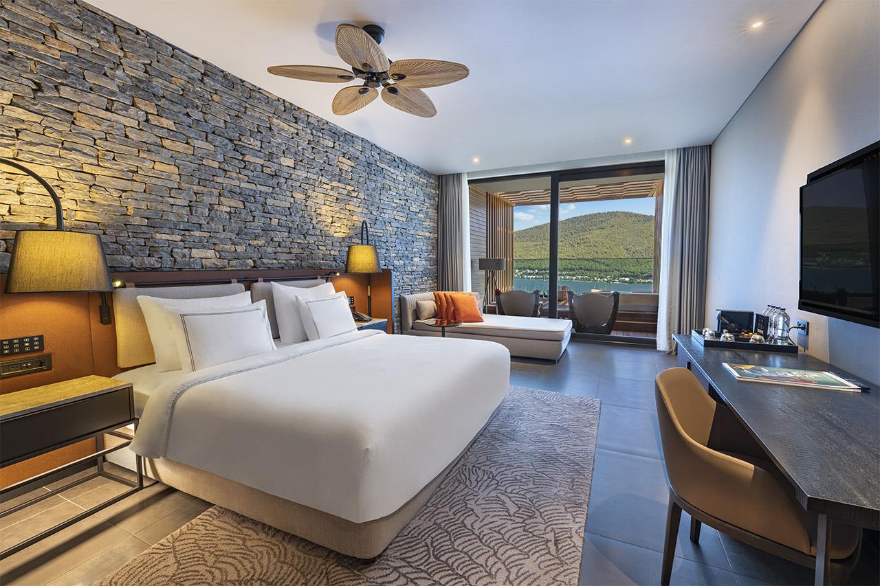 En fazla 3 yetişkin veya 2 yetişkin + 1 çocuk.