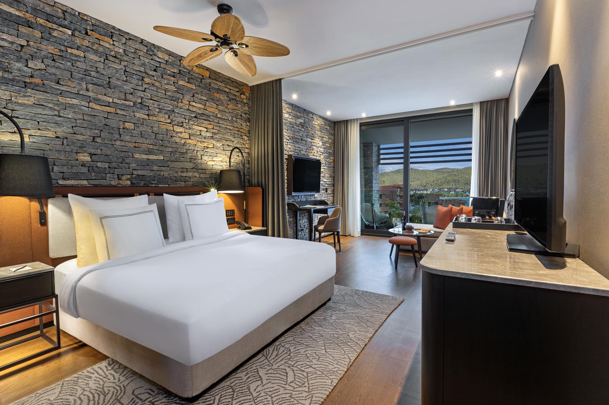 En fazla 3 yetişkin + 1 çocuk veya 2 yetişkin + 2 çocuk.