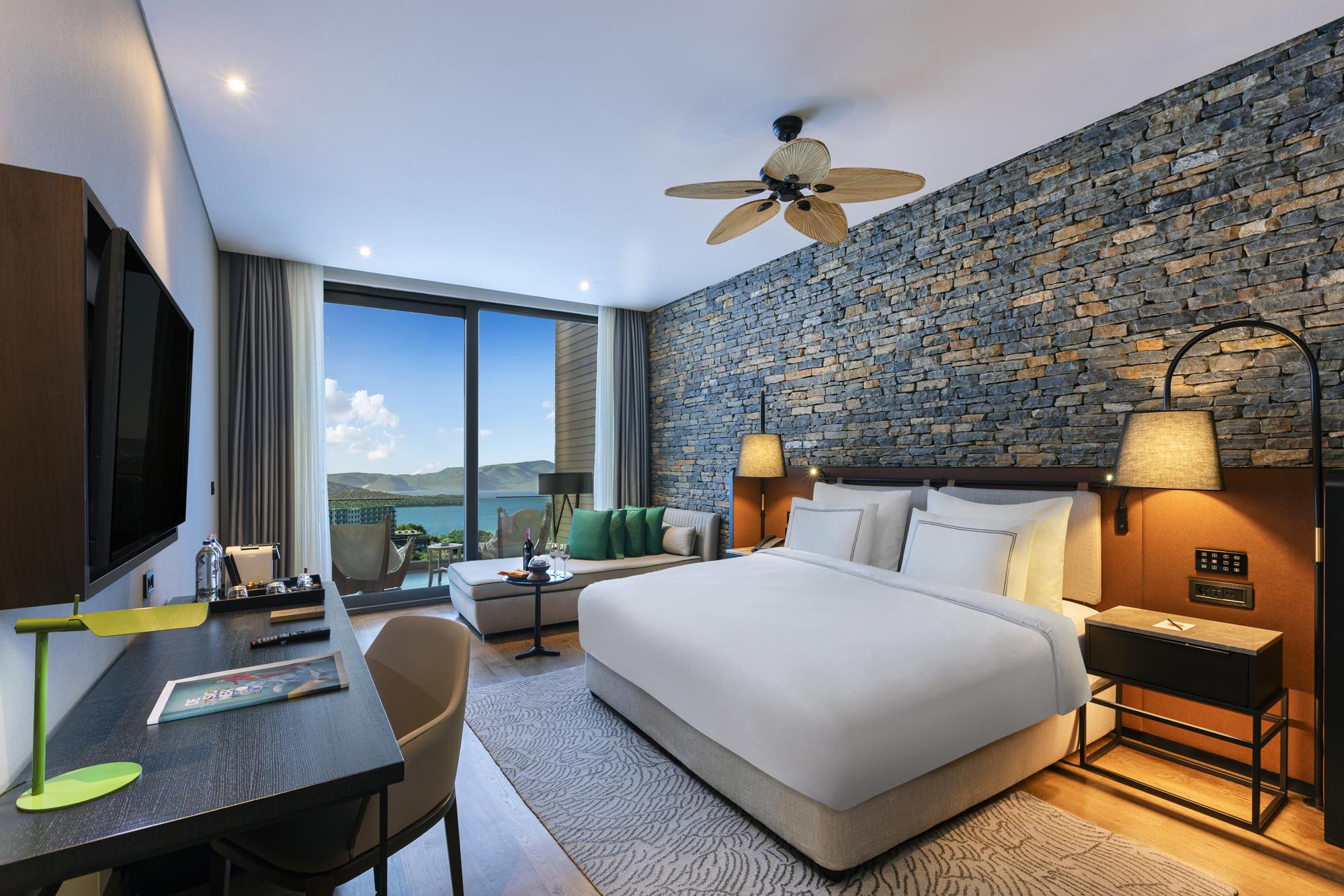 En fazla 3 yetişkin veya 2 yetişkin + 1 çocuk.