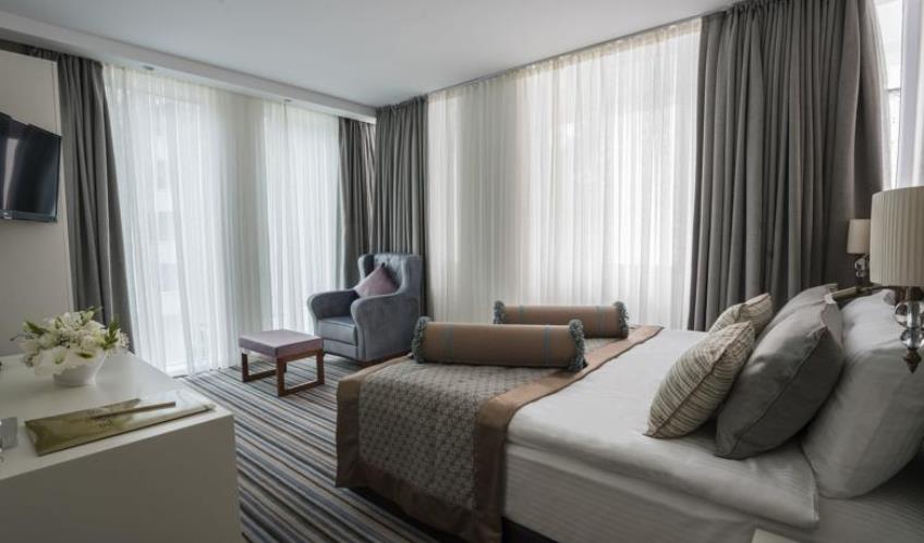 En fazla 2 yetişkin.