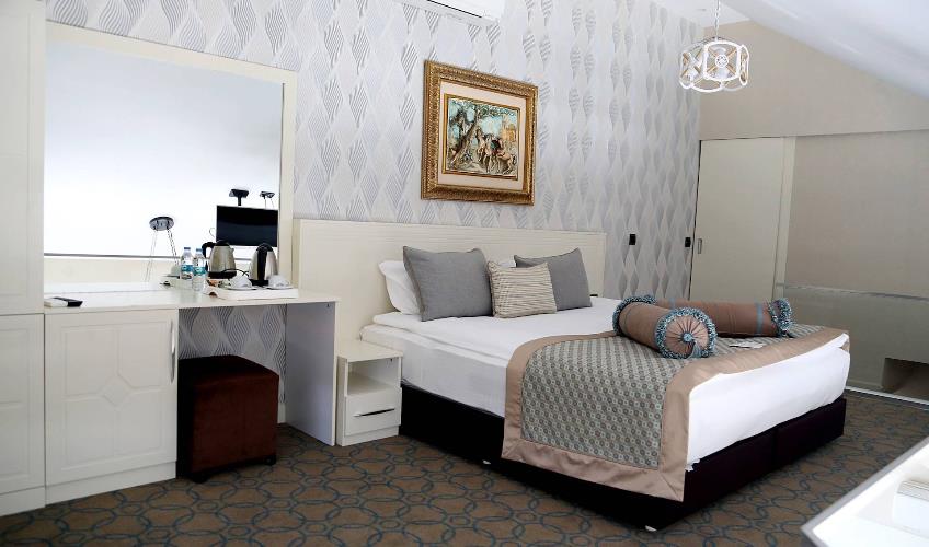 En fazla 3 yetişkin.