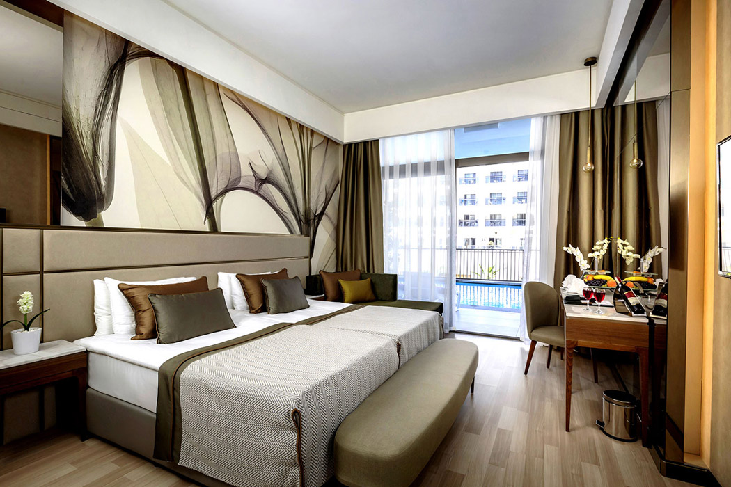 En fazla 3 yetişkin.