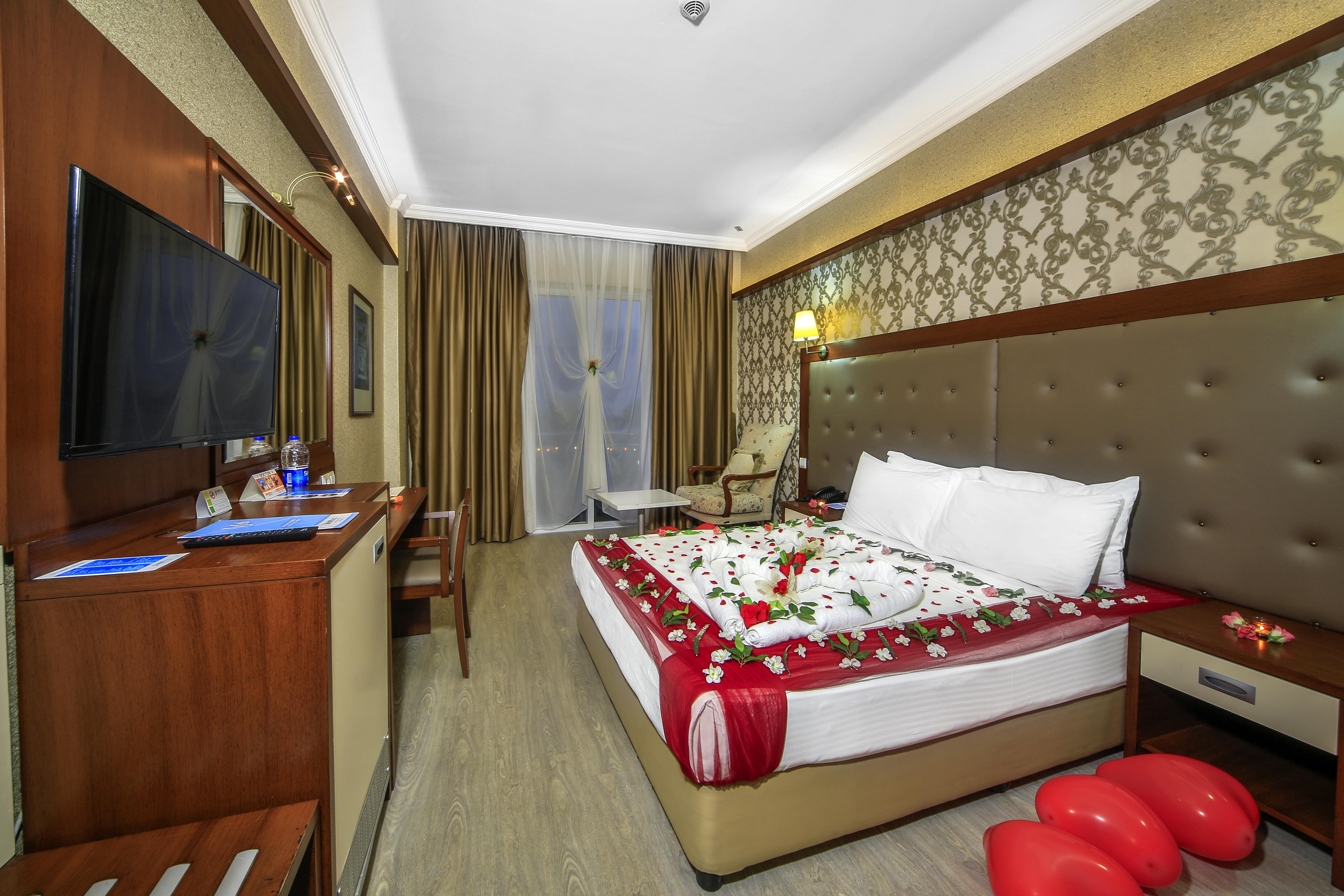 En fazla 3 yetişkin + 1 çocuk veya 2 yetişkin + 1 çocuk.