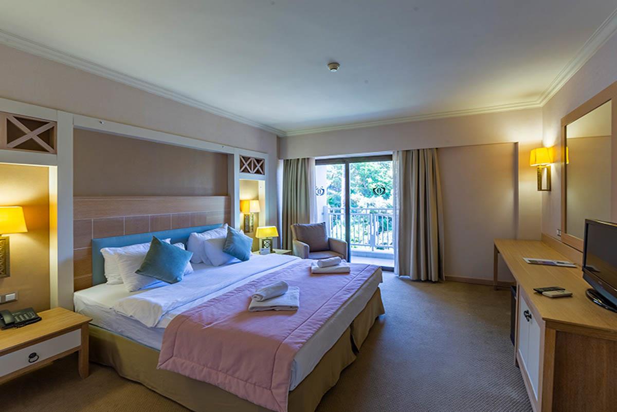 En fazla 3 yetişkin.