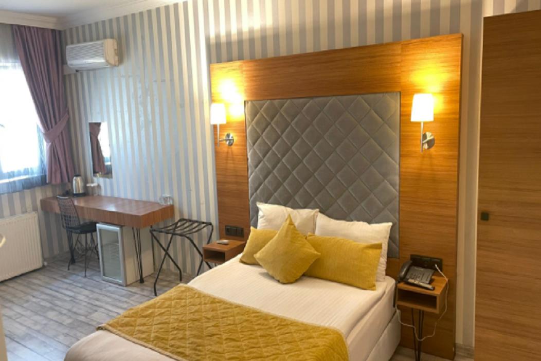 En fazla 2 yetişkin + 1 çocuk + 1 bebek (0-2 yaş) veya 1 yetişkin + 2 çocuk + 1 bebek (0-2 yaş).