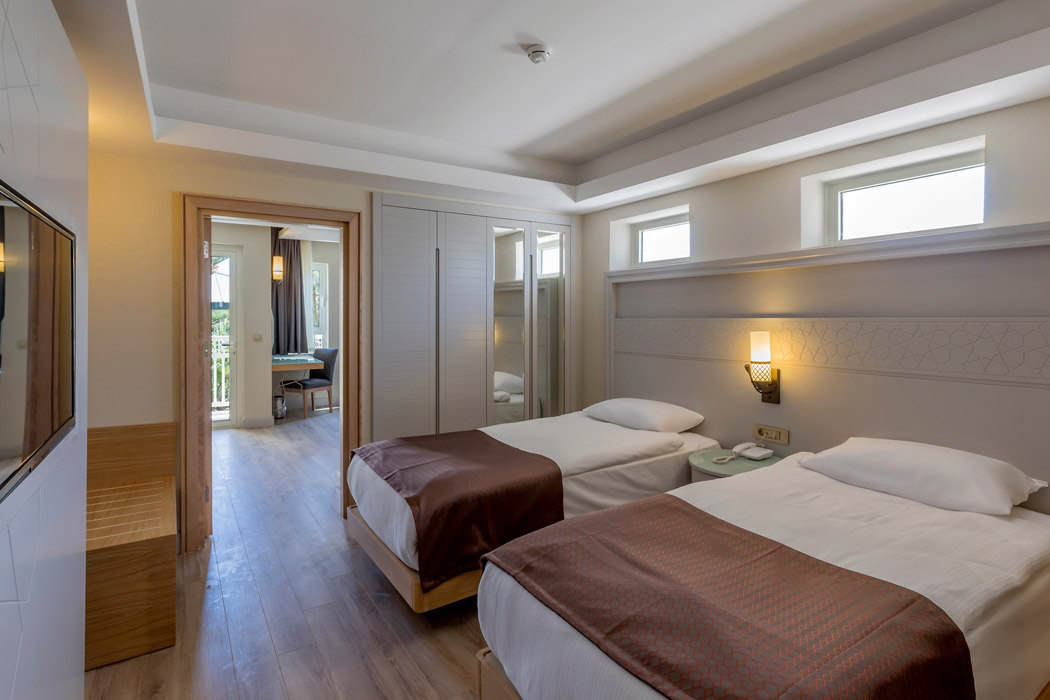 En fazla 3 yetişkin veya 2 yetişkin + 1 çocuk.