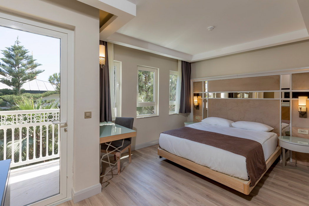 En az 3 yetişkin, En fazla 4 yetişkin veya 3 yetişkin + 2 çocuk.