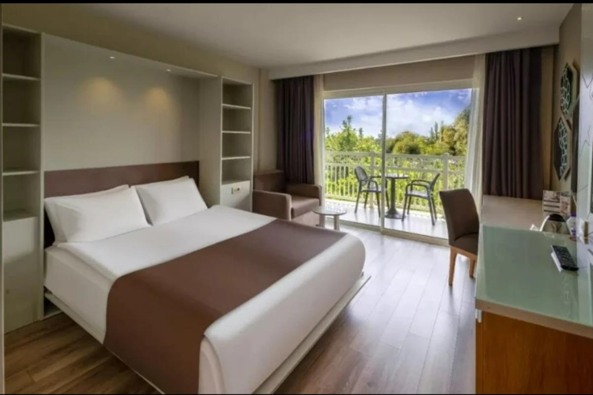 En az 3 yetişkin, En fazla 4 yetişkin veya 3 yetişkin + 2 çocuk.