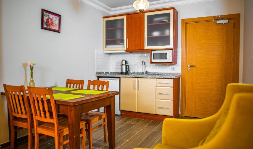 En fazla 2 yetişkin + 1 bebek (0-2 yaş).