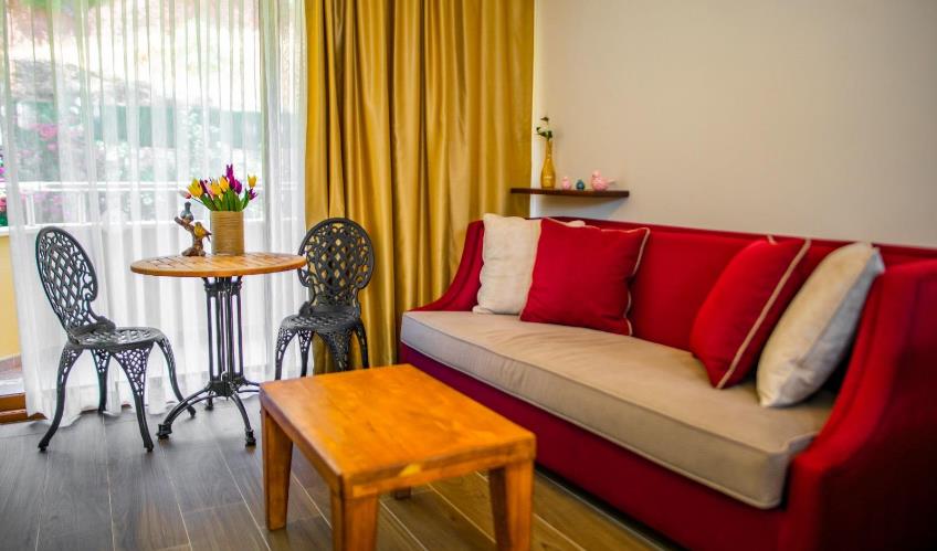 En fazla 2 yetişkin + 1 bebek (0-2 yaş).