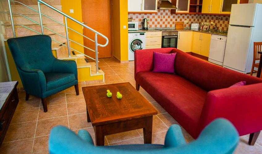 En fazla 4 yetişkin + 1 çocuk + 1 bebek (0-2 yaş) veya 3 yetişkin + 1 çocuk + 1 bebek (0-2 yaş).