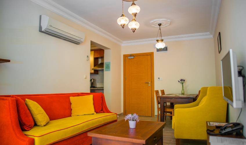 En fazla 4 yetişkin + 1 bebek (0-2 yaş).