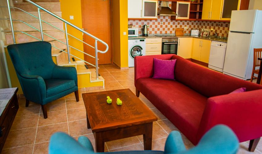 En fazla 4 yetişkin + 1 çocuk + 1 bebek (0-2 yaş) veya 3 yetişkin + 1 çocuk + 1 bebek (0-2 yaş).