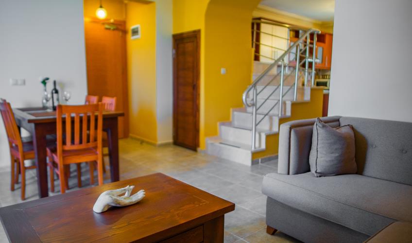 En fazla 4 yetişkin + 1 bebek (0-2 yaş).