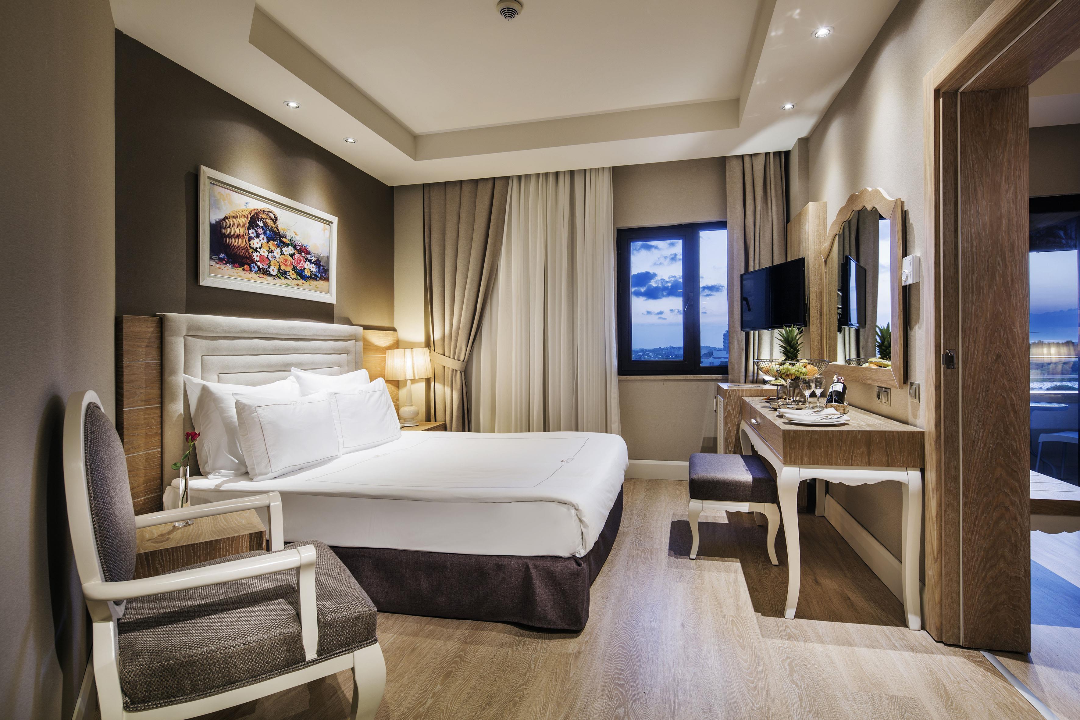 En az 2 yetişkin, En fazla 4 yetişkin veya 3 yetişkin + 1 çocuk.