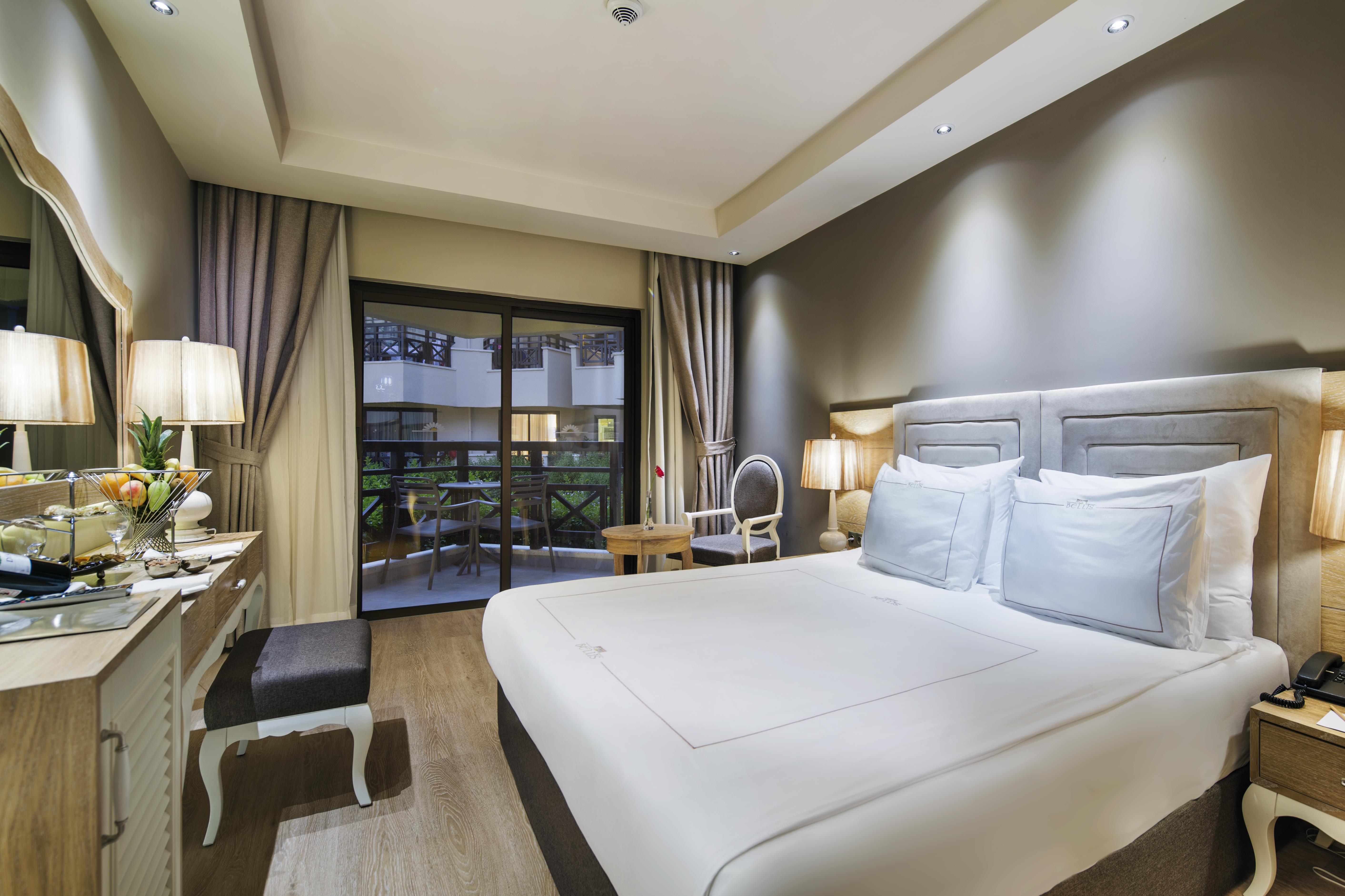 En fazla 3 yetişkin veya 2 yetişkin + 1 çocuk.