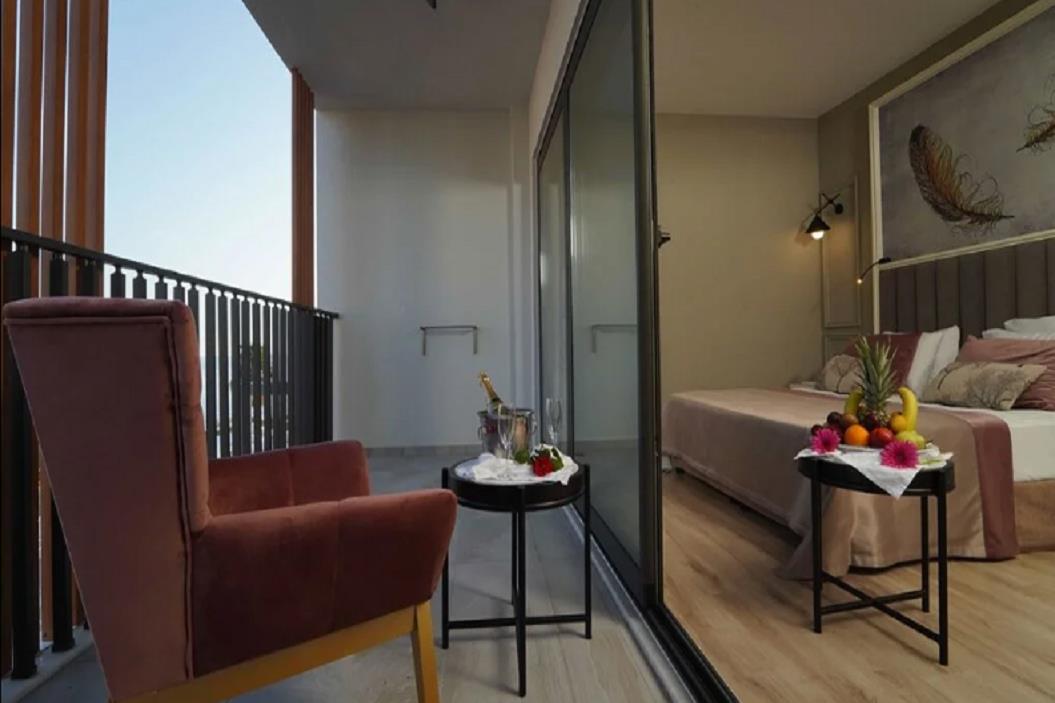 En az 2 yetişkin, En fazla 3 yetişkin.