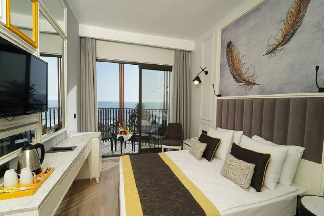 En fazla 3 yetişkin.