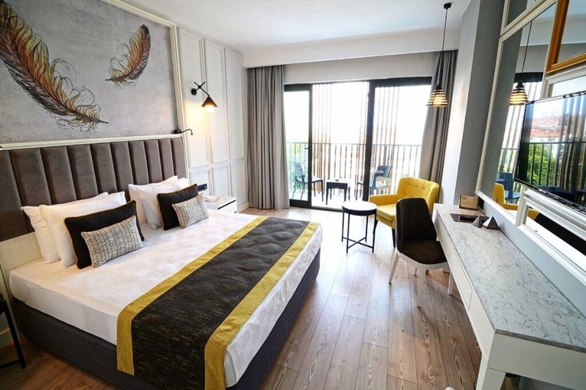 En fazla 3 yetişkin.