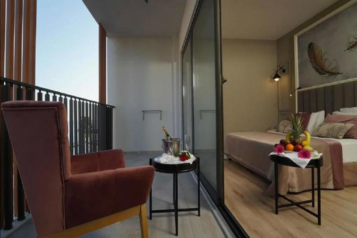 En az 2 yetişkin, En fazla 3 yetişkin.