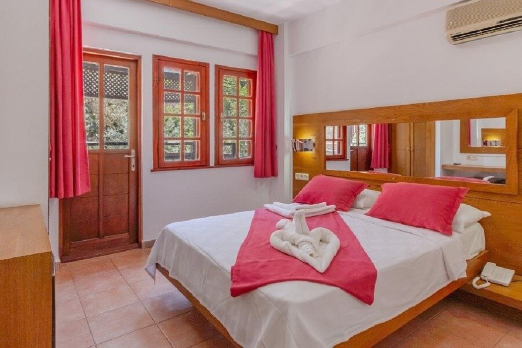 En fazla 3 yetişkin veya 2 yetişkin + 1 çocuk.