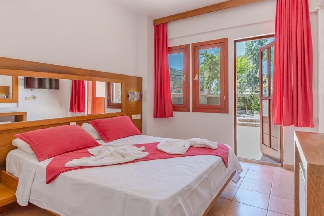 En az 3 yetişkin, En fazla 4 yetişkin veya 3 yetişkin + 1 çocuk.