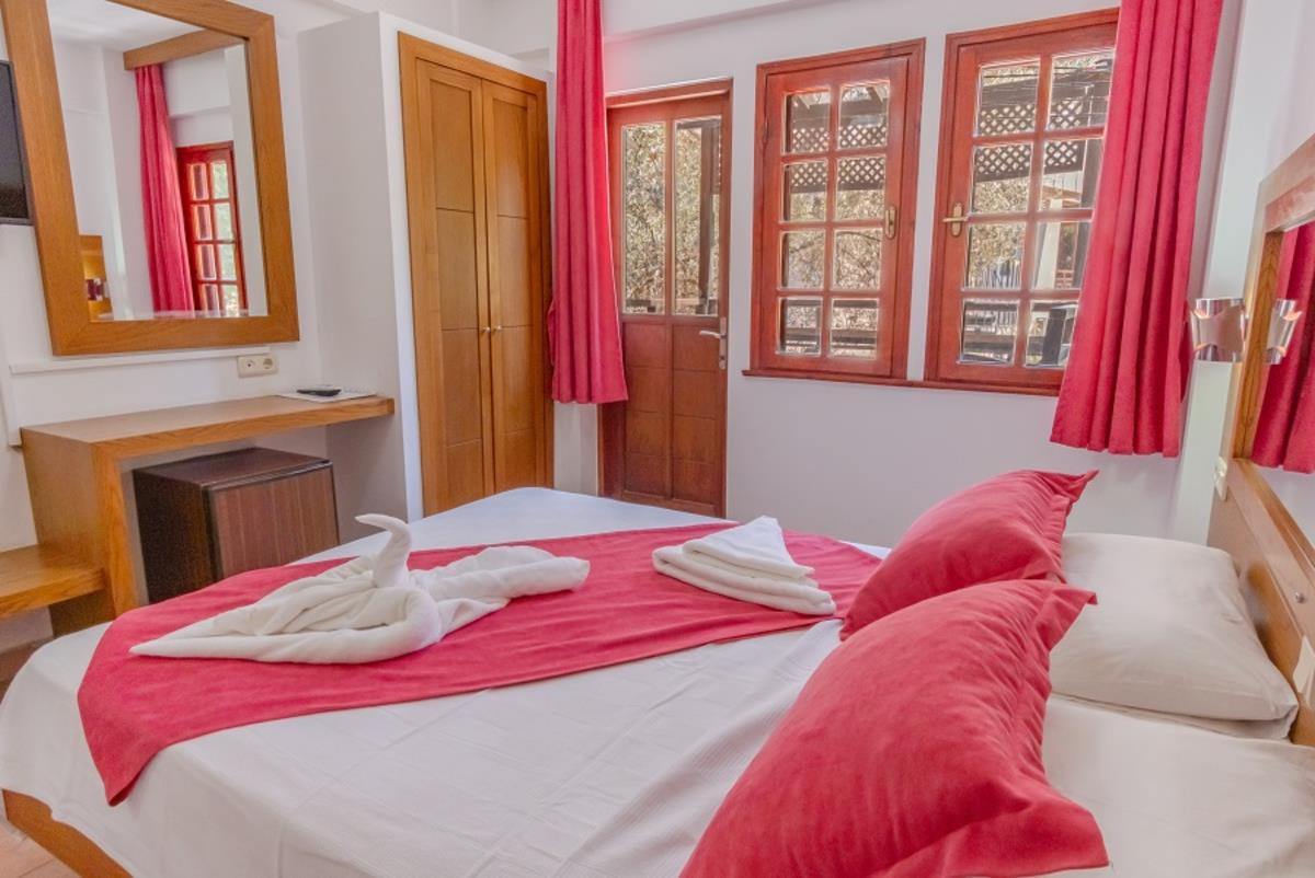 En az 3 yetişkin, En fazla 4 yetişkin veya 3 yetişkin + 1 çocuk.