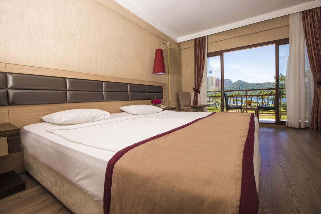 En fazla 3 yetişkin + 1 bebek (0-2 yaş) veya 2 yetişkin + 1 çocuk + 1 bebek (0-2 yaş).