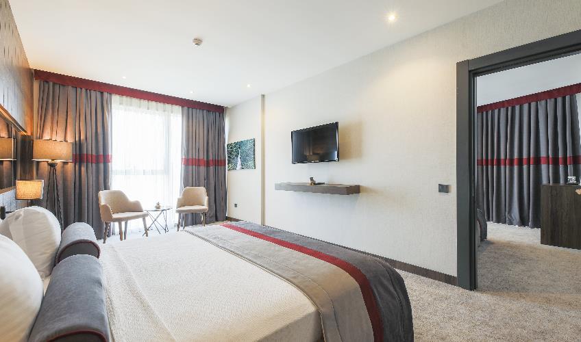 En az 2 yetişkin, En fazla 4 yetişkin.