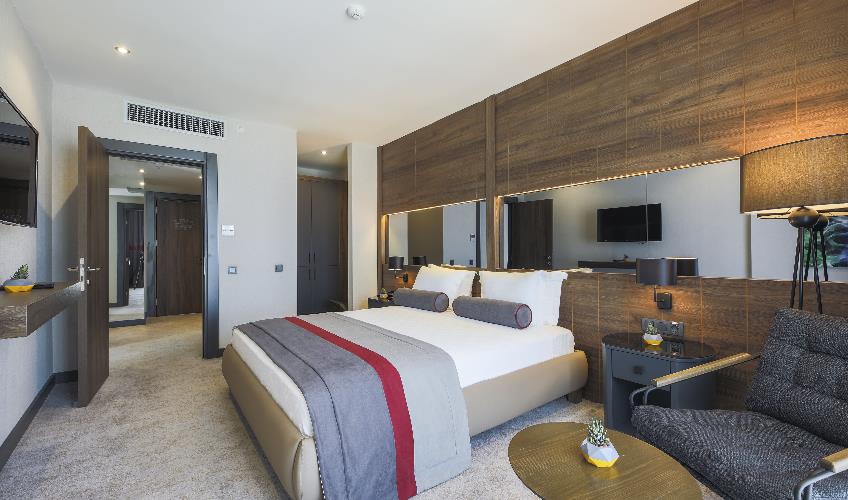 En fazla 3 yetişkin.