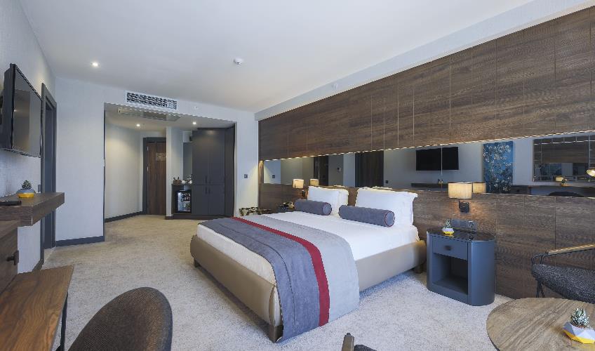 En fazla 3 yetişkin.