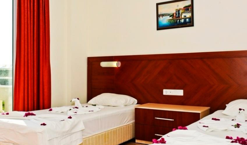 En fazla 4 yetişkin + 1 bebek (0-2 yaş).