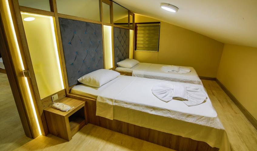 En fazla 4 yetişkin + 1 çocuk + 1 bebek (0-2 yaş) veya 3 yetişkin + 1 çocuk + 1 bebek (0-2 yaş).