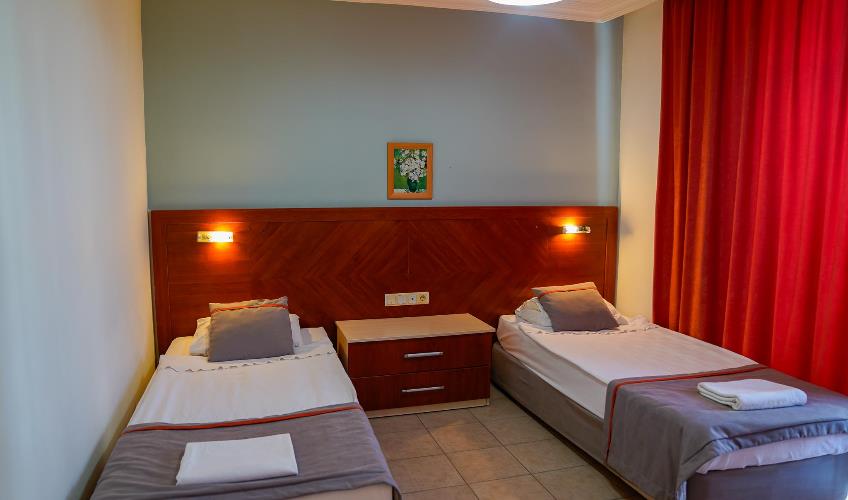 En fazla 4 yetişkin + 1 bebek (0-2 yaş) veya 3 yetişkin + 1 çocuk + 1 bebek (0-2 yaş).