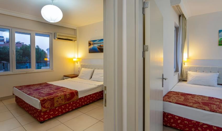 En fazla 4 yetişkin + 1 bebek (0-2 yaş) veya 3 yetişkin + 1 çocuk + 1 bebek (0-2 yaş).