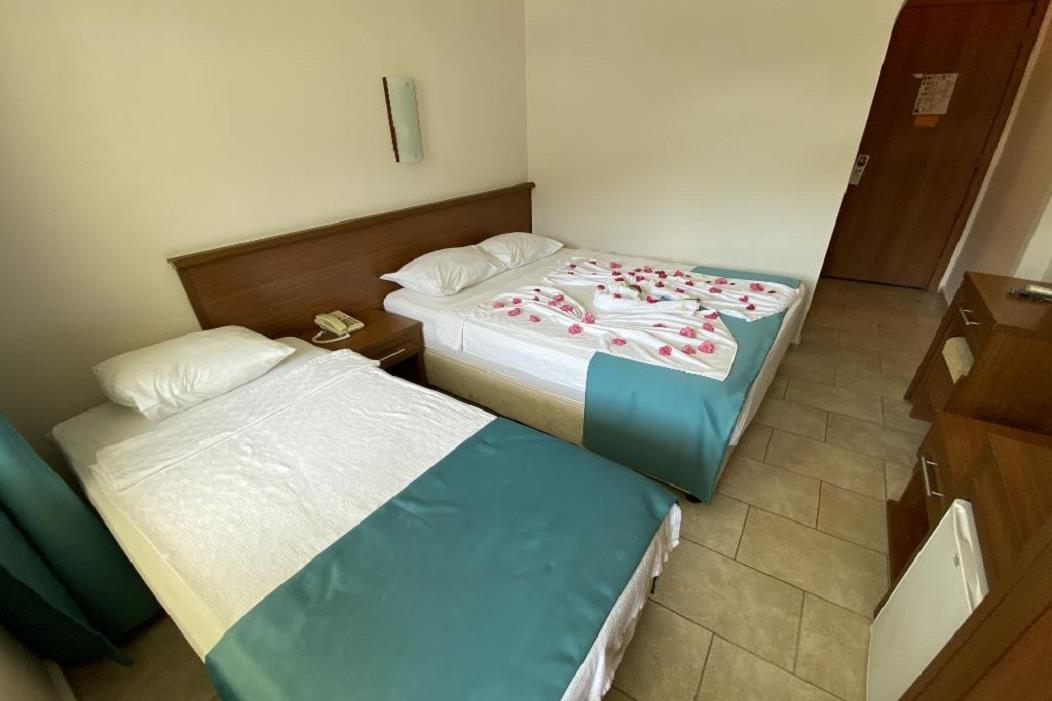 En fazla 3 yetişkin veya 2 yetişkin + 1 çocuk.