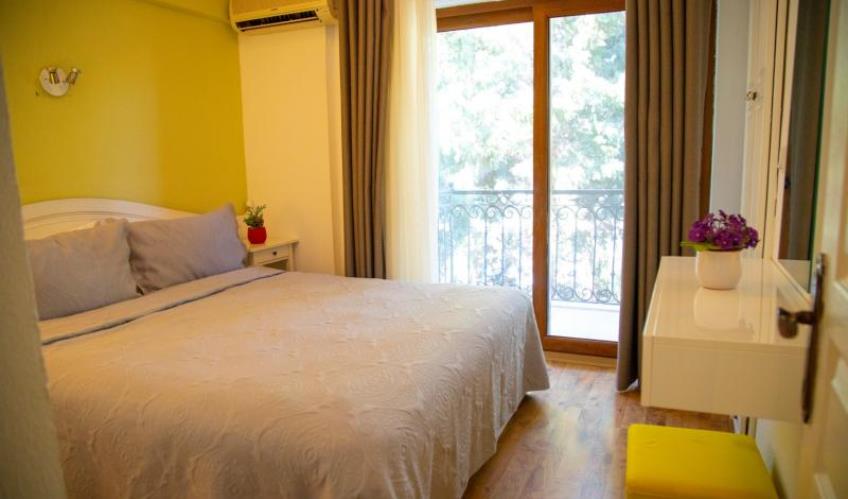 En fazla 2 yetişkin + 1 bebek (0-2 yaş) veya 1 yetişkin + 1 çocuk + 1 bebek (0-2 yaş).