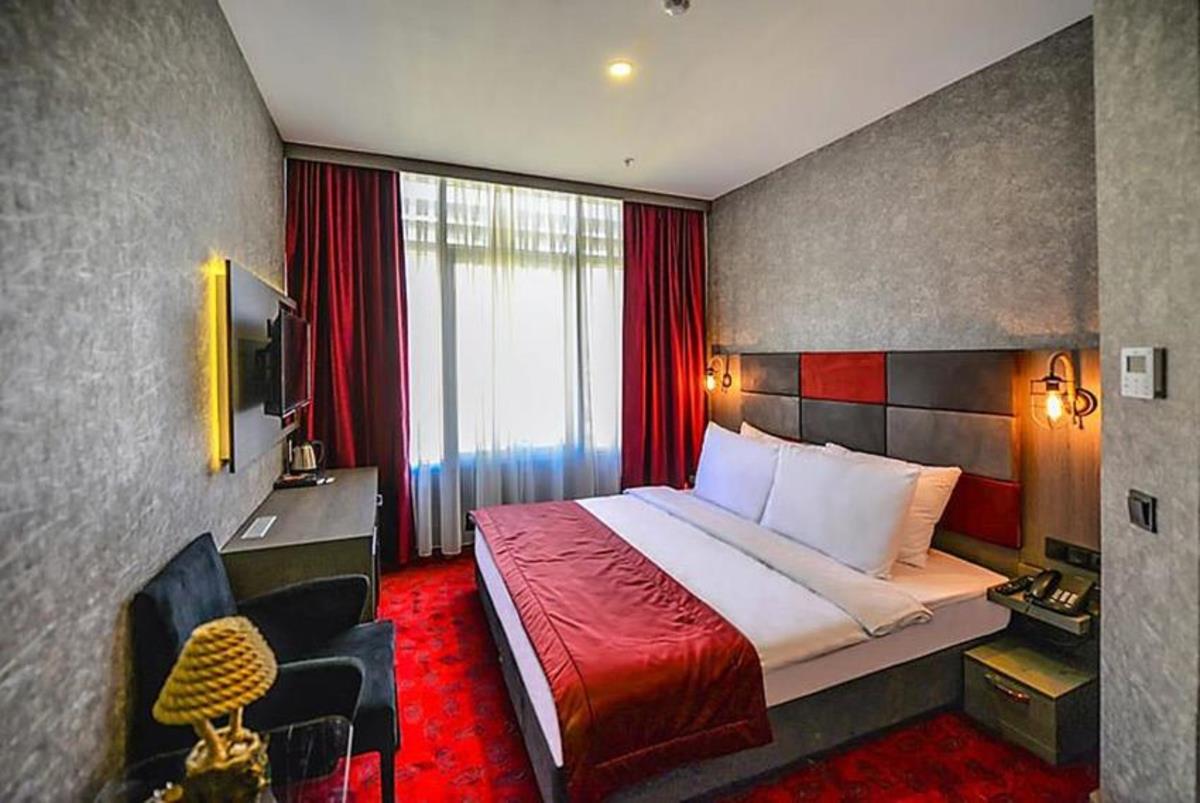 En fazla 2 yetişkin.