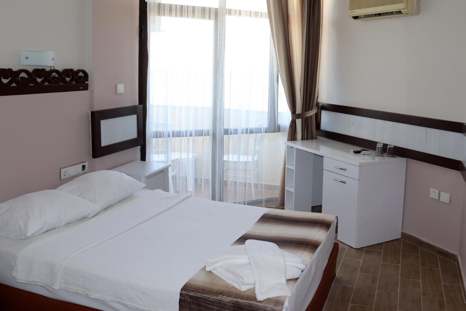 En fazla 3 yetişkin + 1 bebek (0-2 yaş) veya 2 yetişkin + 1 çocuk + 1 bebek (0-2 yaş).