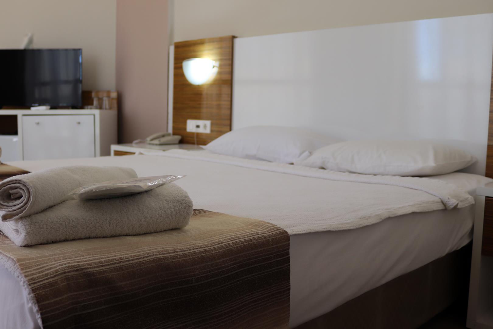 En az 2 yetişkin, En fazla 2 yetişkin + 1 çocuk + 1 bebek (0-2 yaş).