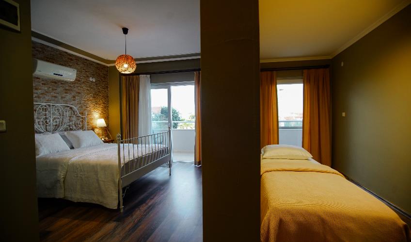 En fazla 3 yetişkin + 1 bebek (0-2 yaş).