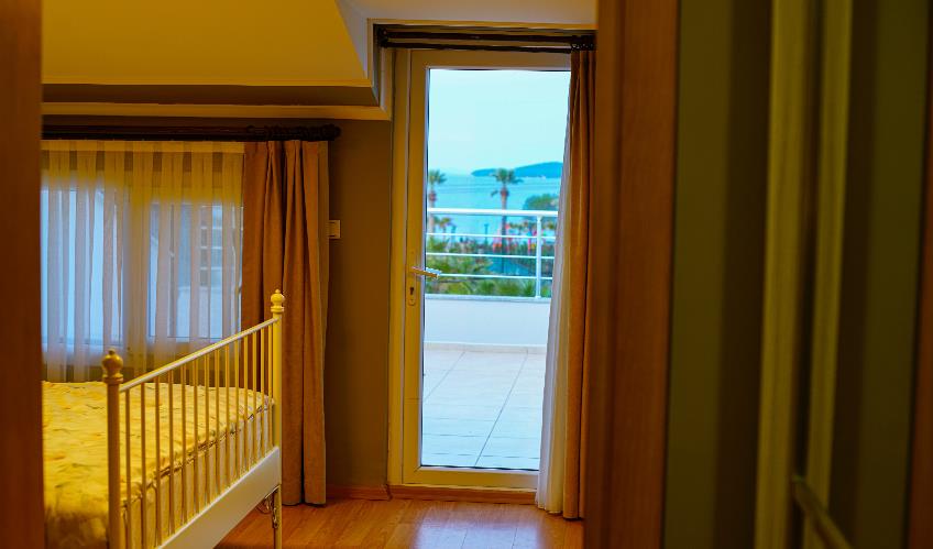 En az 2 yetişkin, En fazla 3 yetişkin + 1 bebek (0-2 yaş).