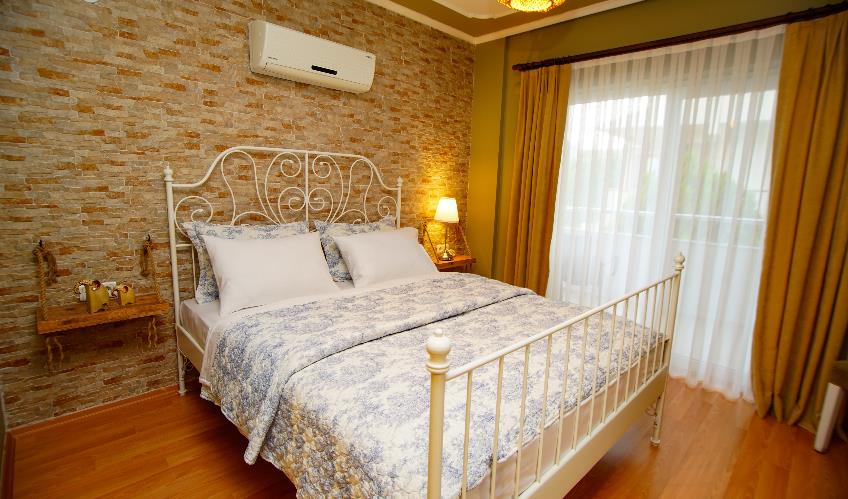 En fazla 2 yetişkin + 1 bebek (0-2 yaş).