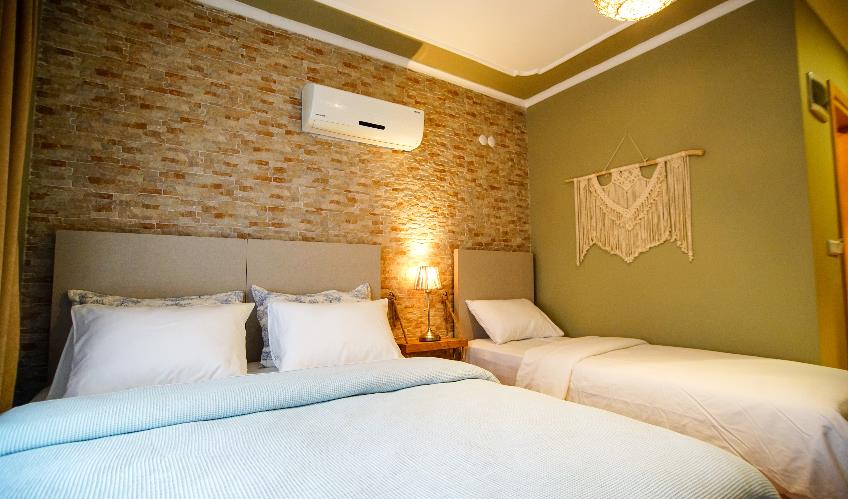 En fazla 3 yetişkin veya 2 yetişkin + 1 çocuk.