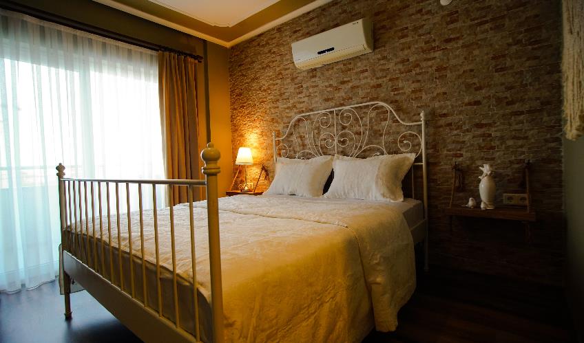 En fazla 2 yetişkin + 1 bebek (0-2 yaş).