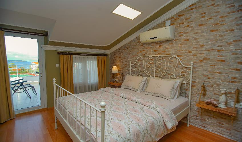 En fazla 2 yetişkin + 1 bebek (0-2 yaş).