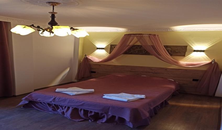 En fazla 2 yetişkin veya 1 yetişkin + 1 çocuk.