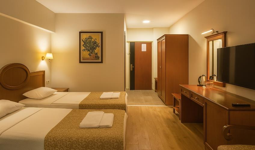 En fazla 4 yetişkin.